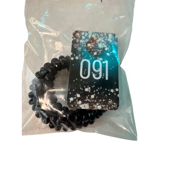 Black Glass Memory Wire Bracelet Faceted Beads Goth Minimalist - Picture 3 of 3